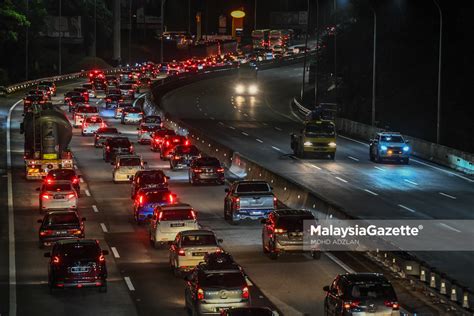 Aliran Trafik Sesak Di Lebuhraya Menghala Ke Pantai Timur Aidiladha