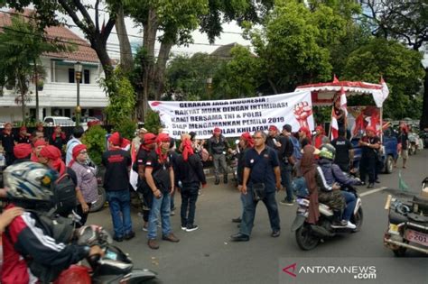 Massa Demo Di Depan Kpu Tolak Intimidasi Atas Nama Agama Pada Pemilu