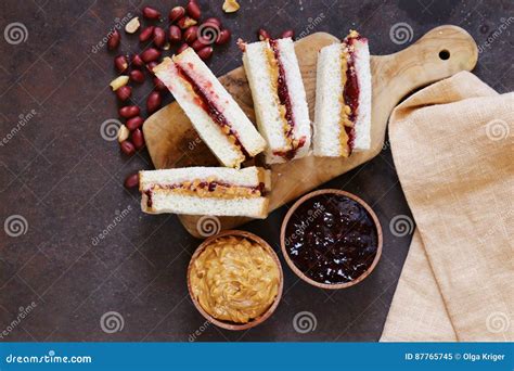 Beurre D Arachide Et Confiture De Baies Pour Des Sandwichs Image Stock