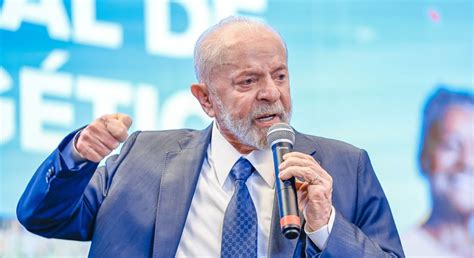 Lula aproveita 1ª viagem do mandato a Goiânia para fazer críticas a