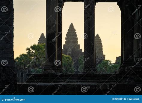 Impresionantes Vistas Del Famoso Complejo De Templos Angkor Wat En