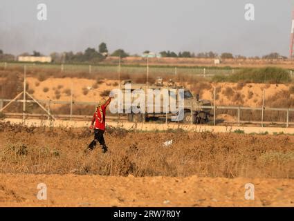 Un Manifestante Palestino Utiliza Un Tiro De Piedra Para Lanzar Piedras