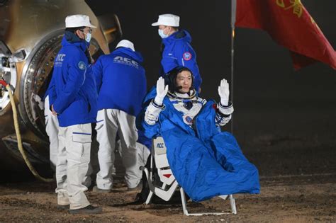 Titulares De Xinhua Astronautas Chinos Regresan A Salvo A La Tierra