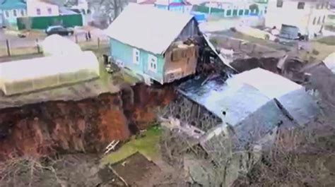 Разорвало пополам: в Нижегородской области карстовая воронка поглотила ...