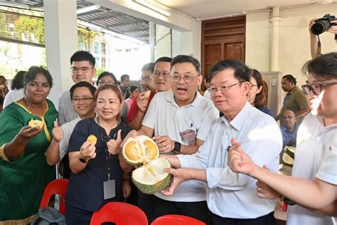 Penang Cm Treats Media Members To A Durian Feast Penang Hyperlocal