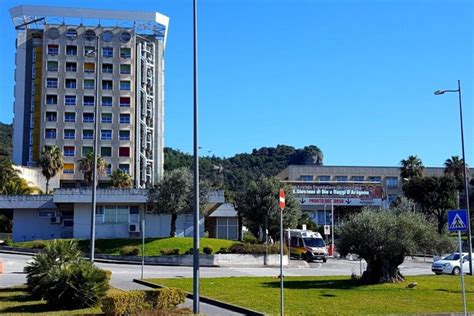 Chiama L Ascensore Ma La Cabina Non Arriva Ragazza Precipita Nel Vuoto