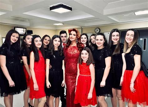 Нели Рангелова пее с деца от Монтана за "Българската Коледа" | Хай Клуб