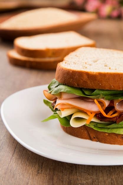 S Ndwich En Un Plato Blanco Con Pechuga De Pavo Tomate Lechuga Y