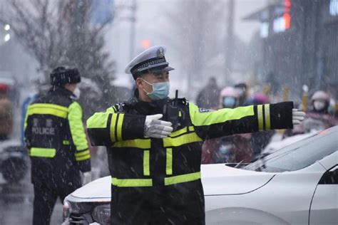 石家莊交警以雪為令迎寒而上，守護市民平安出行 壹讀