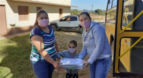 Secretaria de Educação entrega kit escolar aos alunos da rede municipal