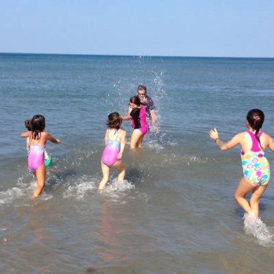 6 Hot Sexy Natasha Bertrand Bikini Pics