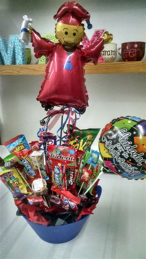 Arreglo con dulces para graduación | Arreglos de dulces, Dulces, Arreglos