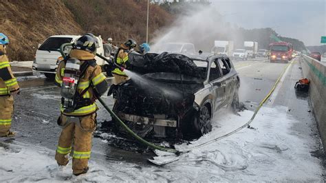 창녕 중부내륙고속도 진로바꾸던 5t 트럭 추돌 Suv 전소