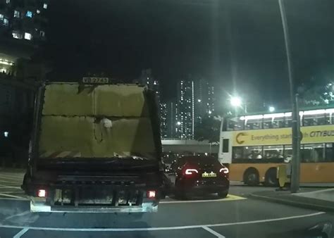 車cam直擊：長沙灣巴士疑闖紅燈 垃圾車等嚇親急停｜即時新聞｜港澳｜oncc東網