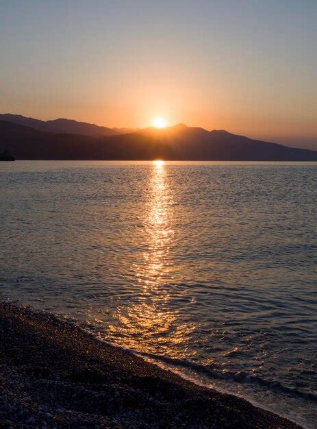 Ondas e belo pôr do sol na ilha grega evia euboea no mar egeu Foto