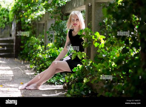 Blonde frau tattoo Fotos und Bildmaterial in hoher Auflösung Alamy