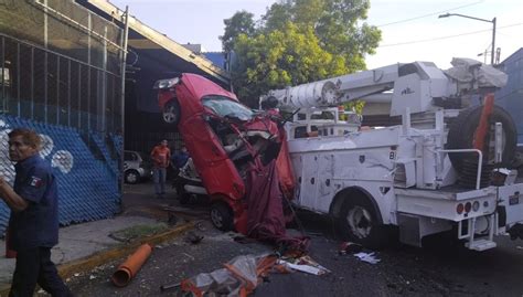 Camión de la CFE choca 2 vehículos y muere un menor en Iztapalapa