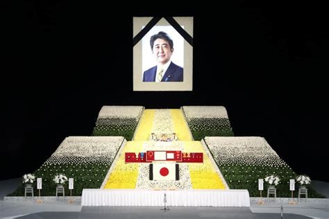 安倍氏国葬の祭壇写真が「まるでトリックアート」 正面と横、見比べるとsns驚き「ハリボテだったのか！？」 J Cast ニュース【全文表示】