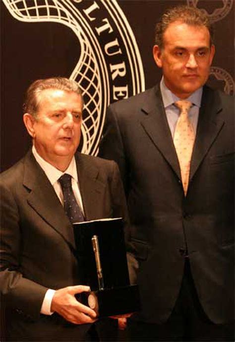 Javier de Godó recibe el premio entregado por Hubert Wiese Agenda