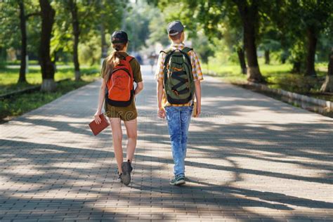 Retrato De Estudiantes En Un Parque De La Ciudad Escolares Adolescentes