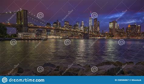 Vista Nocturna Del Centro De La Ciudad De Nueva York Con Puente De