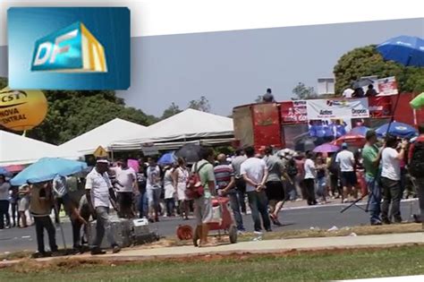 Em Dia De Convoca O De Greve Geral Servidores Protestam Em Frente Ao