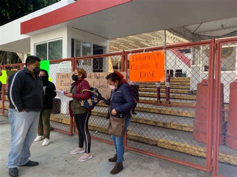 Padres de niños de escuela primaria Adolfo López Mateos toman