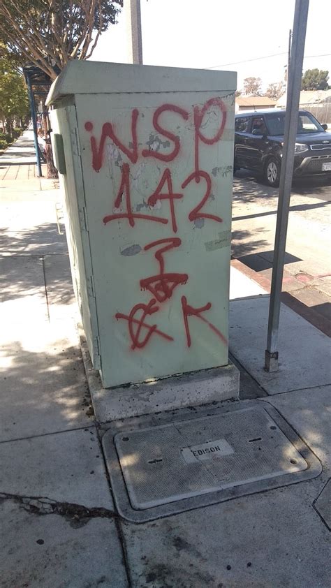 blood gangs graffiti: west side piru ( 142 street )