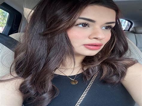 Avneet Kaur Is Seen Taking Selfies While Sitting Inside The Car See Photos Photos सेल्फी