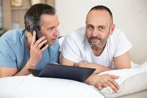 Fondo Pareja Gay Trabajando Desde La Cama Foto E Imagen Para Descarga Gratuita Pngtree