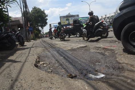 Foto Hujan Dan Drainase Buruk Bikin Jalan Akses Menuju Jakarta Dari