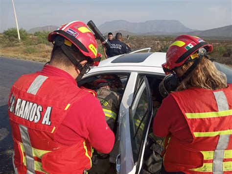 Hombre Queda Atrapado En Su Veh Culo Tras Realizar Mala Maniobra Al