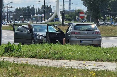 Zderzenie pojazdów na rondzie im Mohyły Kolejna kolizja w tym miejscu