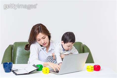 Mothers Working From Home 이미지 A10652394 게티이미지뱅크