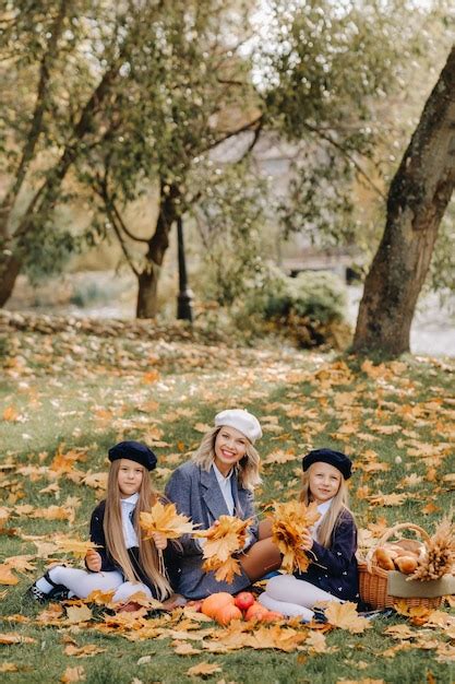 Una gran familia en un picnic en otoño en un parque natural gente feliz