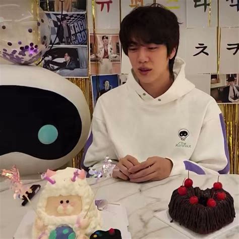 Jin Files On Twitter Seokjins Cake Cutting Skills Https T Co