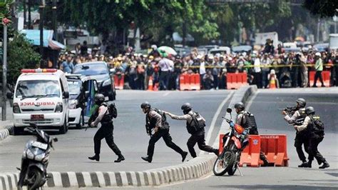 Teror Di Sarinah Thamrin Bom Bunuh Diri Meledak Aksi Baku Tembak