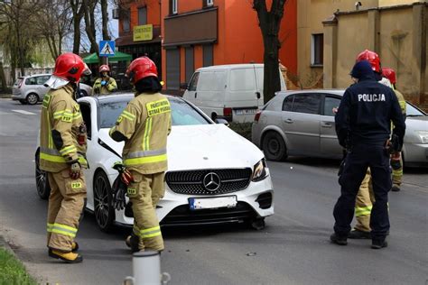 Zderzenie dwóch samochodów na ulicy Kaliskiej w Pleszewie Na miejscu