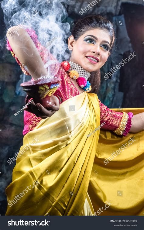 Bengali Married Women Performing Dhunuchi Dance Stock Photo