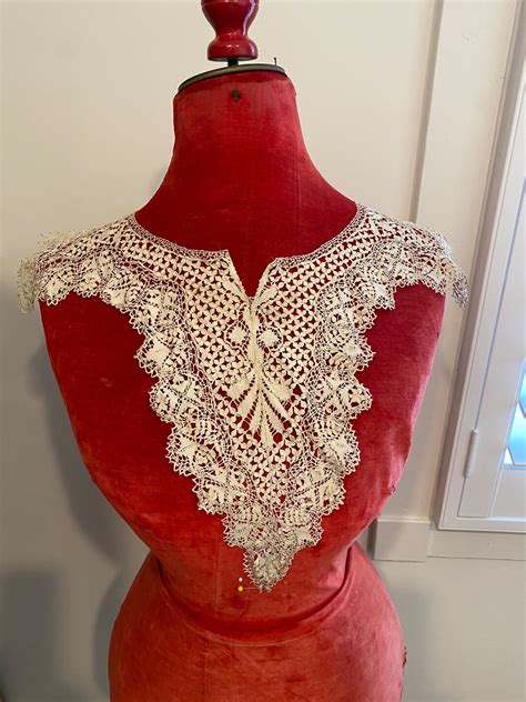 Breathtaking Collar 1800s Antique Lace Maltese Lace Ivory Cream Color