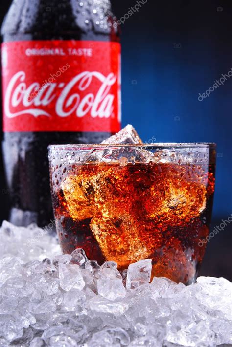 Vaso De Refresco Carbonatado Coca Cola Foto Editorial De Stock