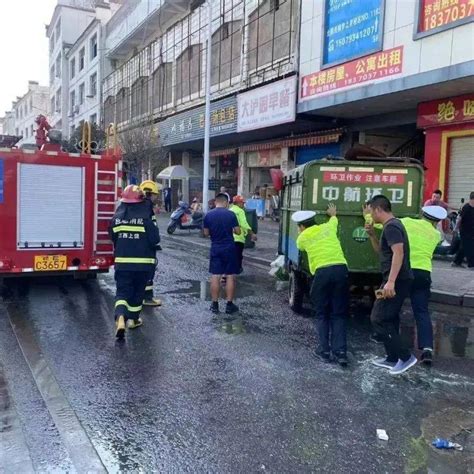 近日，余干粮贸大厦路口三轮车突然自燃，执勤民警秒变“消防员” 群众 车辆 火情