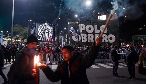 Unidad Piquetera Marchar A Desarrollo Social Tras Pasar La Noche En