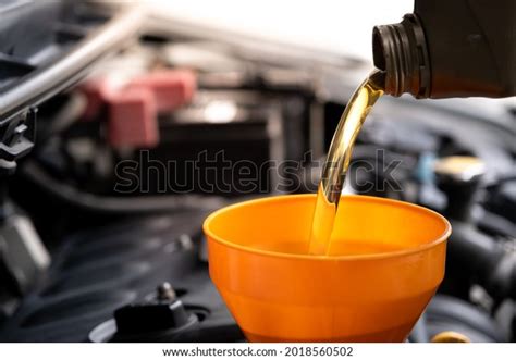 Mechanic Pouring Oil Into Car Engine库存照片2018560502 Shutterstock