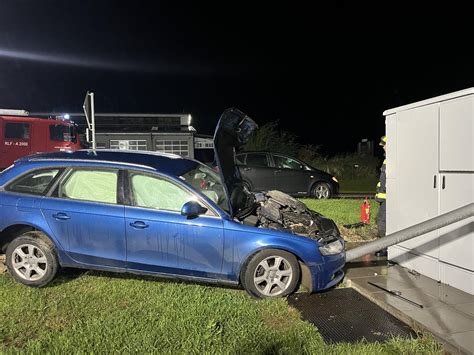 Einsatz Verkehrsunfall Kreuzung Land Lebt Auf