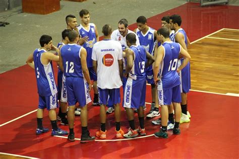 Macaé atropela o Queimados e chega à sexta vitória seguida no basquete