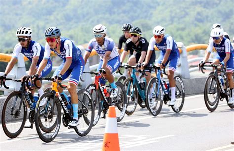 環台賽》馮俊凱連3站穿亞洲冠軍藍衫 台灣隊明拚史上首座團隊冠軍 自由體育