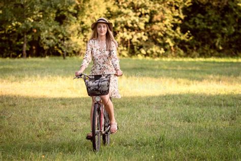 Junge Schlanke Blonde Frau Mit Dem Fahrrad Gegen Entfochtene Parklandschaft Farbton Im Herbst