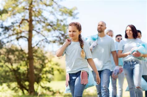 Concepto de voluntariado caridad limpieza personas y ecología