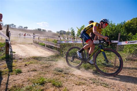 Giro Italia Ciclocross Polverosa Nuvola Di Atleti A Santelpidio A